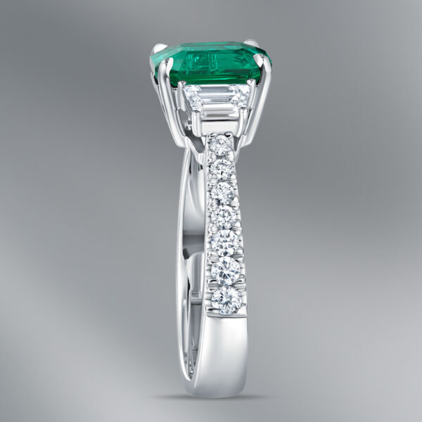 Diamond Ring set with Colombian Emerald - Image 3